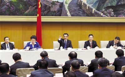 昨日,國務院總理李克強在北京主持召開新一屆國務院第一次全體會議,并發(fā)表重要講話。新華社記者
